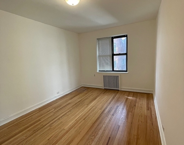 East 46 Street - Photo Thumbnail 5