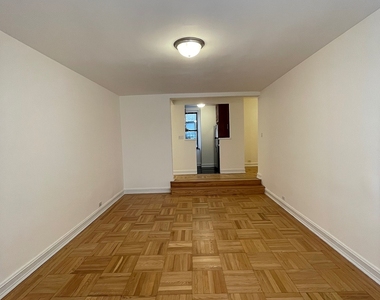 East 46 Street - Photo Thumbnail 3