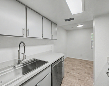 5984 N 48th Avenue - Photo Thumbnail 13