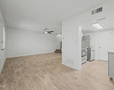 5984 N 48th Avenue - Photo Thumbnail 11