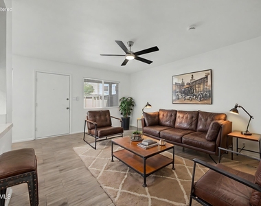 5984 N 48th Avenue - Photo Thumbnail 3