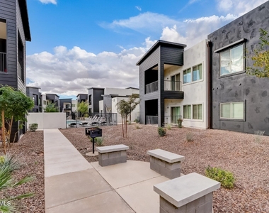 9160 N 67th Avenue - Photo Thumbnail 3