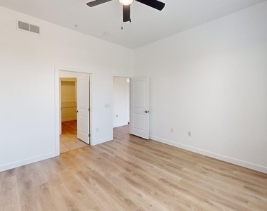 9160 N 67th Avenue - Photo Thumbnail 11