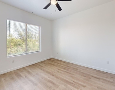 9160 N 67th Avenue - Photo Thumbnail 12