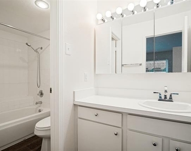 4211 Prescott Avenue - Photo Thumbnail 3