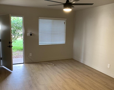 2309 N Dayton Street - Photo Thumbnail 11