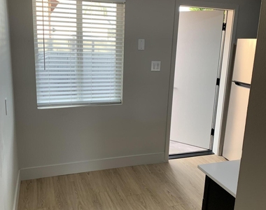 2309 N Dayton Street - Photo Thumbnail 2