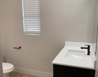 2309 N Dayton Street - Photo Thumbnail 4
