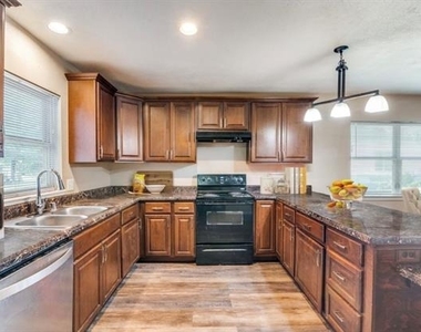 309 Emma Jane Street - Photo Thumbnail 2
