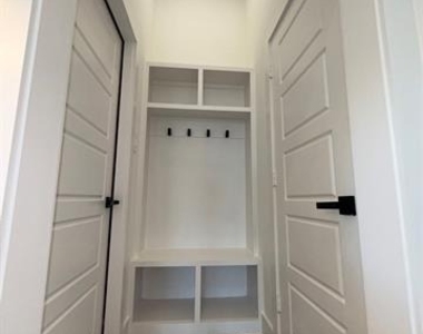 5506 Mesa Circle - Photo Thumbnail 3
