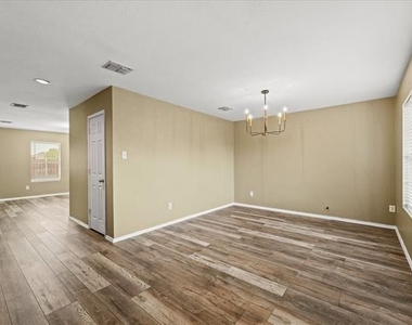 2743 Hacienda Lake Drive - Photo Thumbnail 5