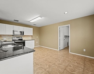 2743 Hacienda Lake Drive - Photo Thumbnail 9