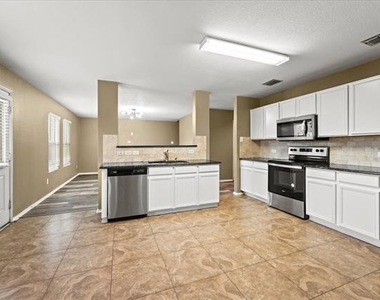 2743 Hacienda Lake Drive - Photo Thumbnail 10