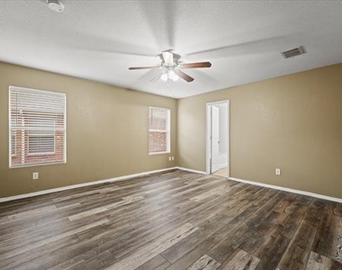 2743 Hacienda Lake Drive - Photo Thumbnail 14
