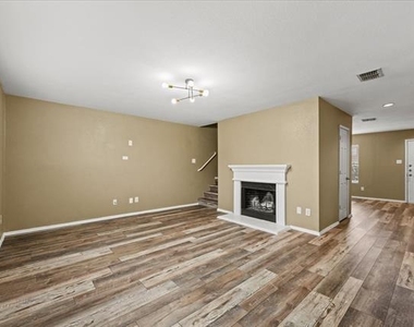 2743 Hacienda Lake Drive - Photo Thumbnail 7