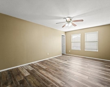 2743 Hacienda Lake Drive - Photo Thumbnail 23
