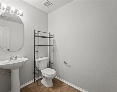 2743 Hacienda Lake Drive - Photo Thumbnail 13