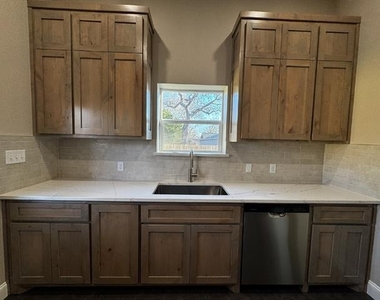 939 W Frey Street - Photo Thumbnail 7