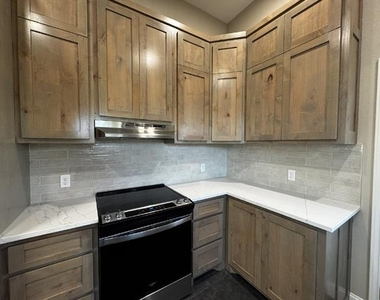 939 W Frey Street - Photo Thumbnail 6