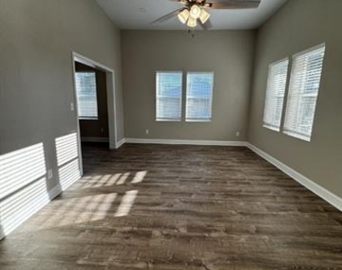 939 W Frey Street - Photo Thumbnail 2