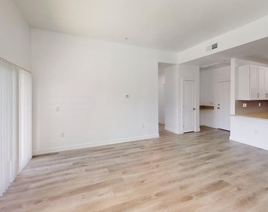 9160 N 67th Avenue - Photo Thumbnail 5