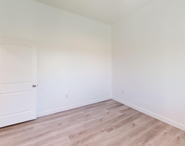 9160 N 67th Avenue - Photo Thumbnail 8