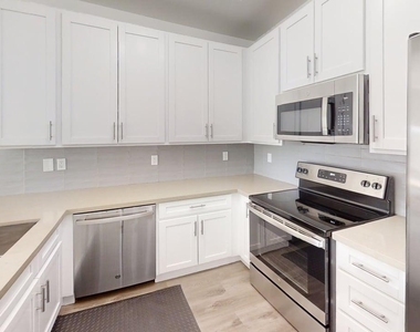 9160 N 67th Avenue - Photo Thumbnail 3