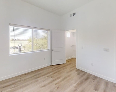 9160 N 67th Avenue - Photo Thumbnail 11