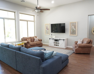 2910 E Wildhorse Drive - Photo Thumbnail 12