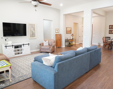 2910 E Wildhorse Drive - Photo Thumbnail 14