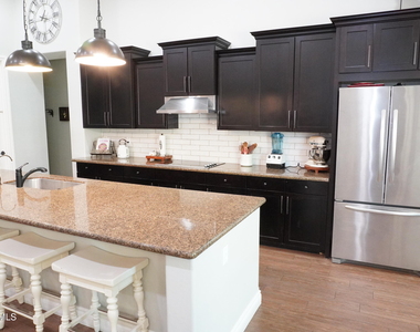2910 E Wildhorse Drive - Photo Thumbnail 16