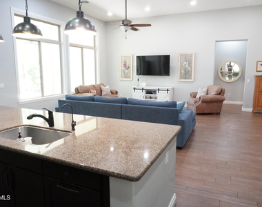 2910 E Wildhorse Drive - Photo Thumbnail 7