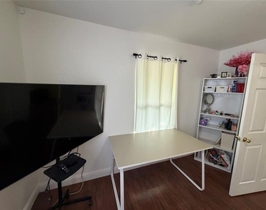 979 W Pecan Street - Photo Thumbnail 17
