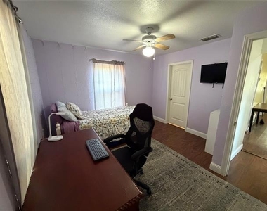 979 W Pecan Street - Photo Thumbnail 10