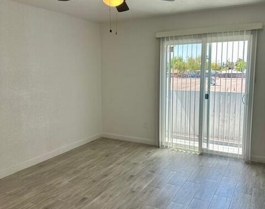 1504 E Indianola Avenue - Photo Thumbnail 11