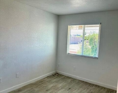 1504 E Indianola Avenue - Photo Thumbnail 17