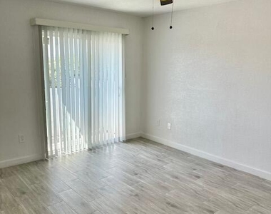 1504 E Indianola Avenue - Photo Thumbnail 10