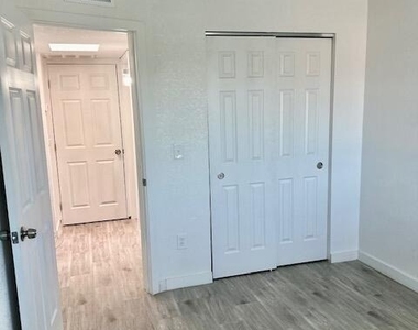 1504 E Indianola Avenue - Photo Thumbnail 16