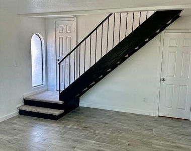 1504 E Indianola Avenue - Photo Thumbnail 7