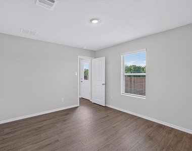 1153 Northfield Drive - Photo Thumbnail 11