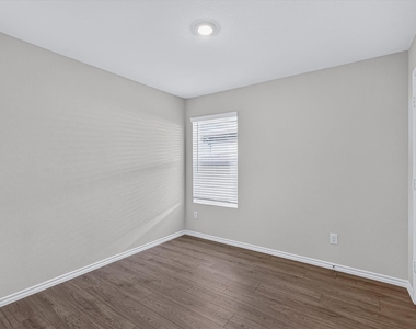 1153 Northfield Drive - Photo Thumbnail 14