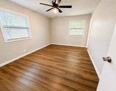 901 Melrose Drive - Photo Thumbnail 7