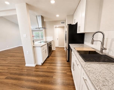 901 Melrose Drive - Photo Thumbnail 4