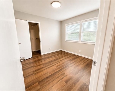 901 Melrose Drive - Photo Thumbnail 9