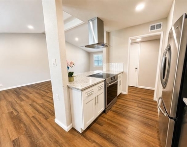 901 Melrose Drive - Photo Thumbnail 5