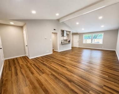 901 Melrose Drive - Photo Thumbnail 2