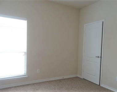 5547 Cecina Drive - Photo Thumbnail 12