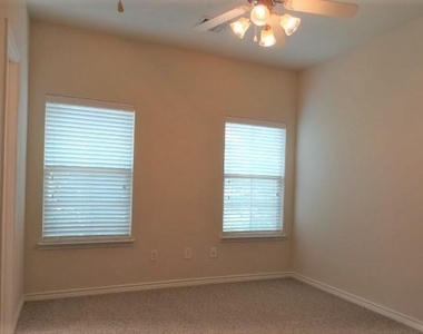 5547 Cecina Drive - Photo Thumbnail 14