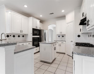 5601 Glenview Lane - Photo Thumbnail 4