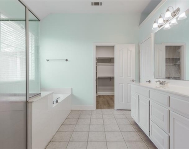 5601 Glenview Lane - Photo Thumbnail 12
